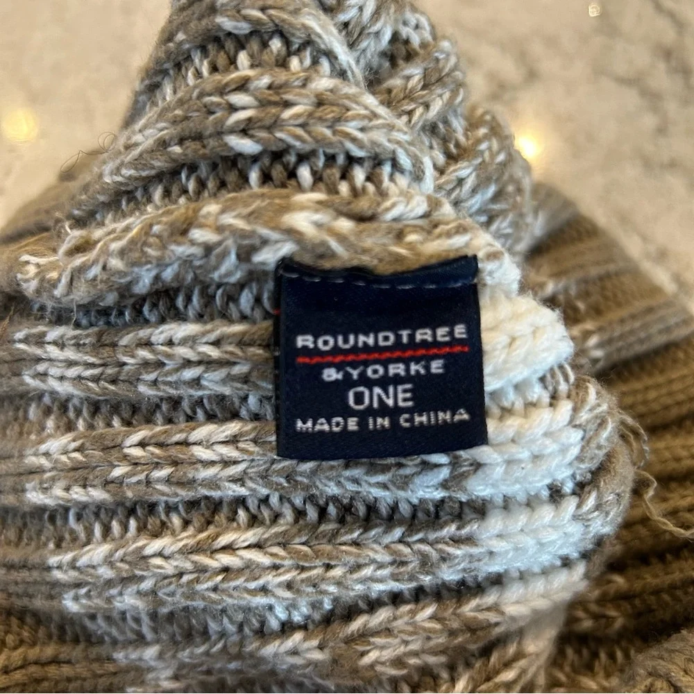 Roundtree & Yorke Beige and White Knit Beanie